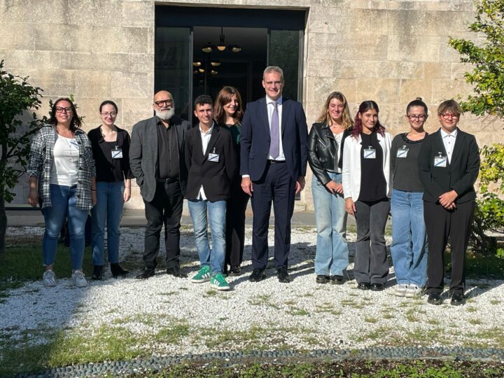 Gli allievi e le allieve della IV C in Consiglio comunale: strette di mano e tanti complimenti per la loro carriera scolastica