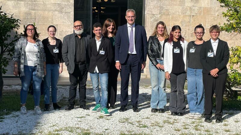 Gli allievi e le allieve della IV C in Consiglio comunale: strette di mano e tanti complimenti per la loro carriera scolastica