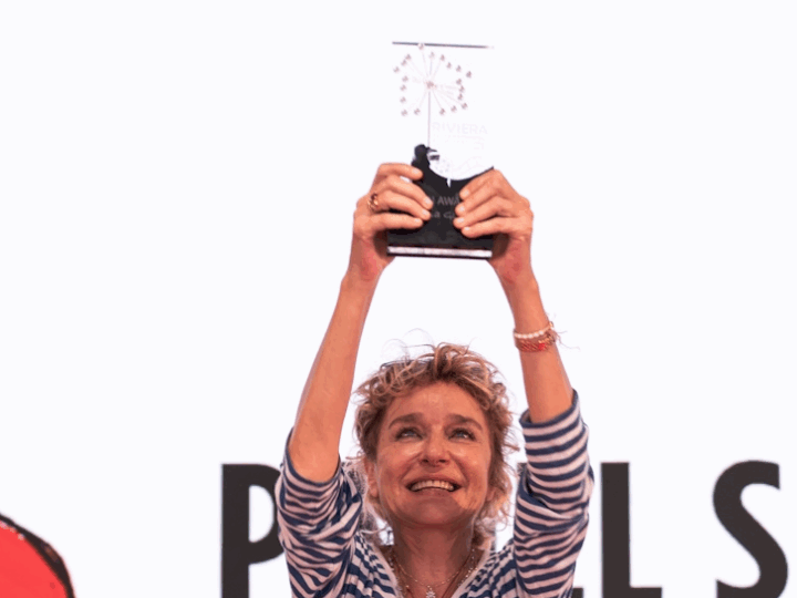 Valeria Golino protagonista al Riviera International Film Festival: svelati i retroscena della serie pluripremiata “L’Arte della Gioia”