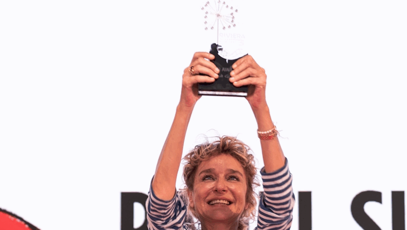 Valeria Golino protagonista al Riviera International Film Festival: svelati i retroscena della serie pluripremiata “L’Arte della Gioia”
