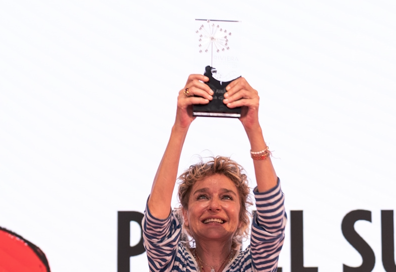 Valeria Golino protagonista al Riviera International Film Festival: svelati i retroscena della serie pluripremiata “L’Arte della Gioia”